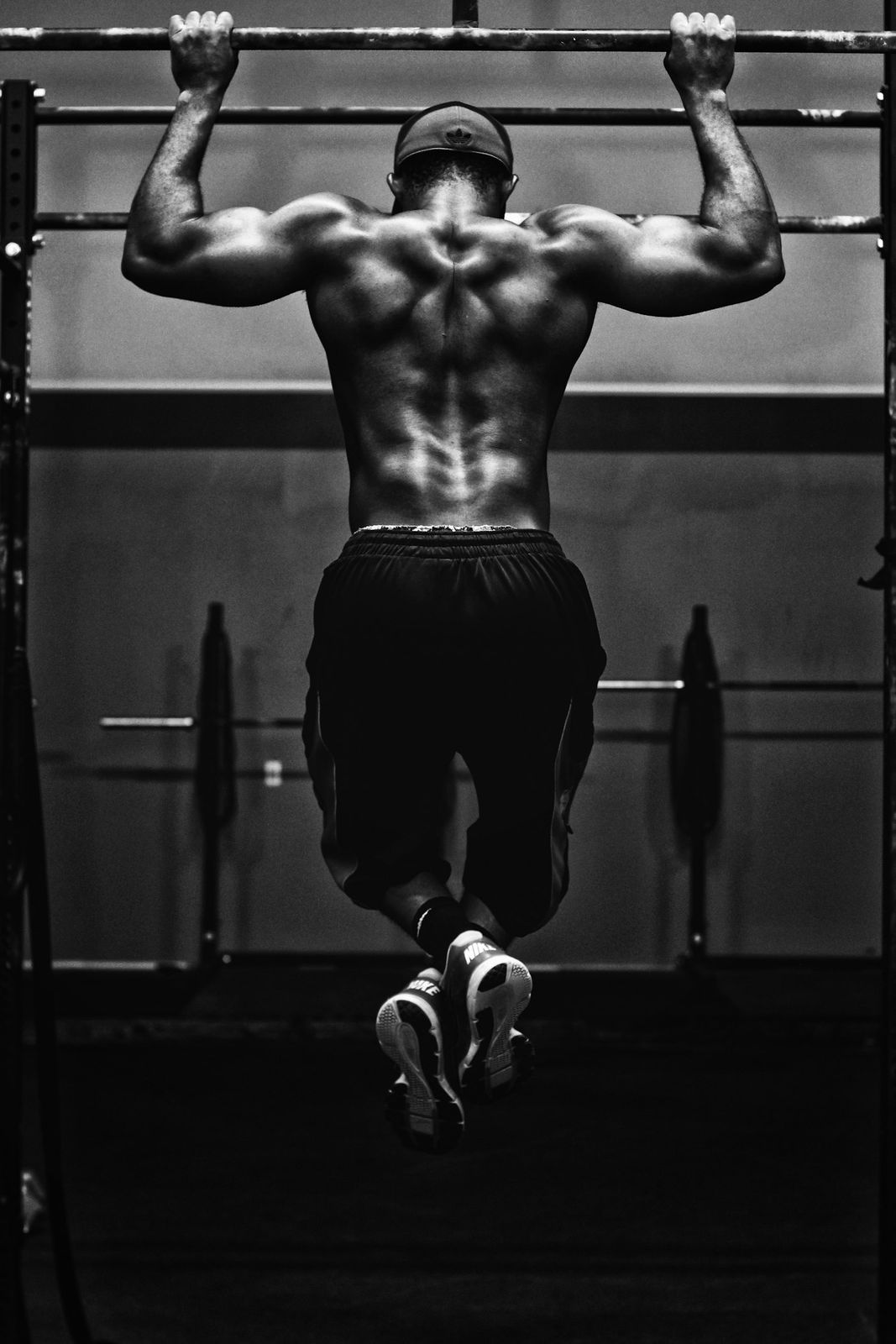 Atleta fazendo barra fixa na CT Lins Fitness